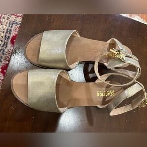 Kenneth Cole Gold Strappy Sandals Size 8.5